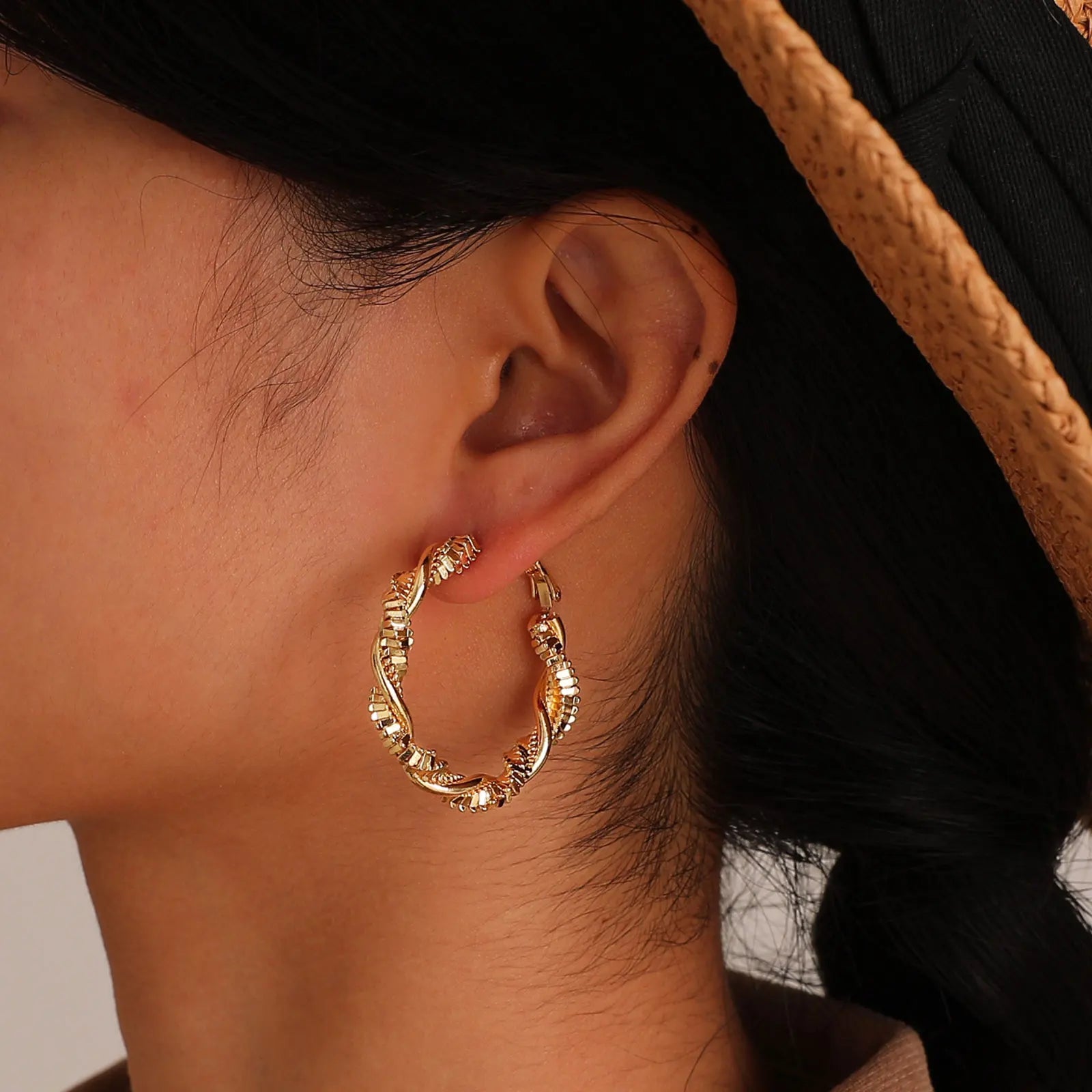 14k Deluxe Textured Spiral Hoop Earrings - Veinci