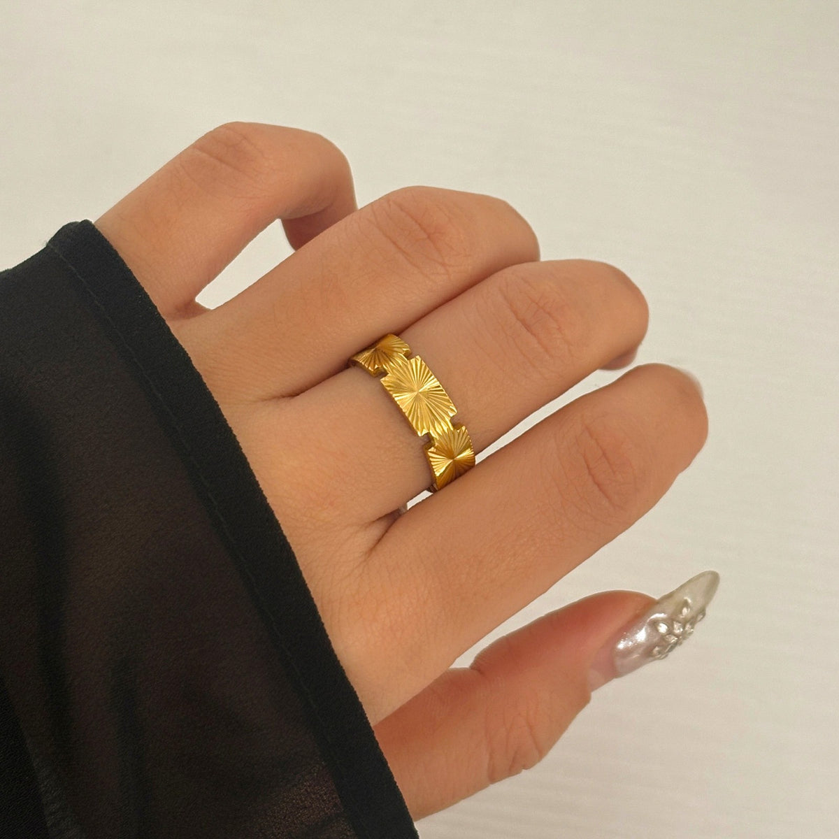 14k Classy Geometric Sunburst Ring