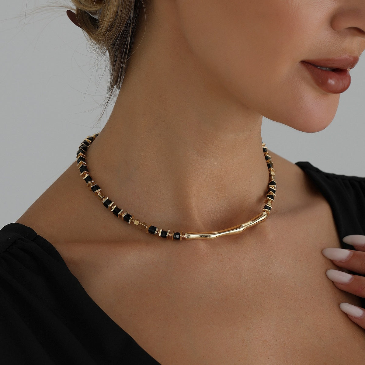 Classy Black Cube Wavy Bar Necklace