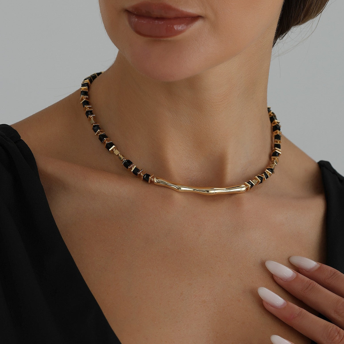 Classy Black Cube Wavy Bar Necklace