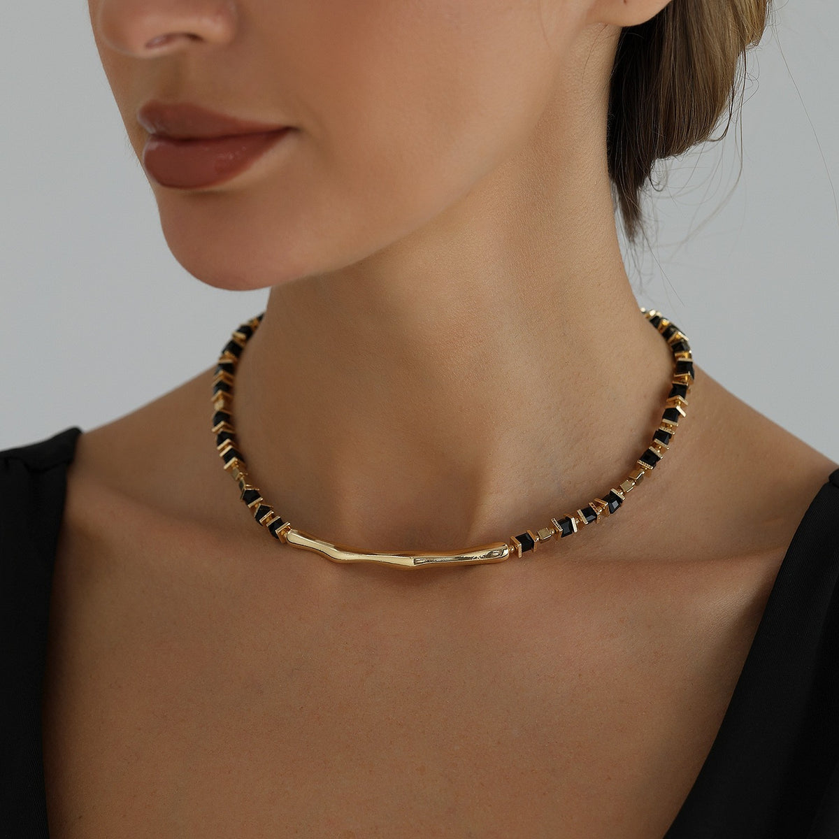 Classy Black Cube Wavy Bar Necklace