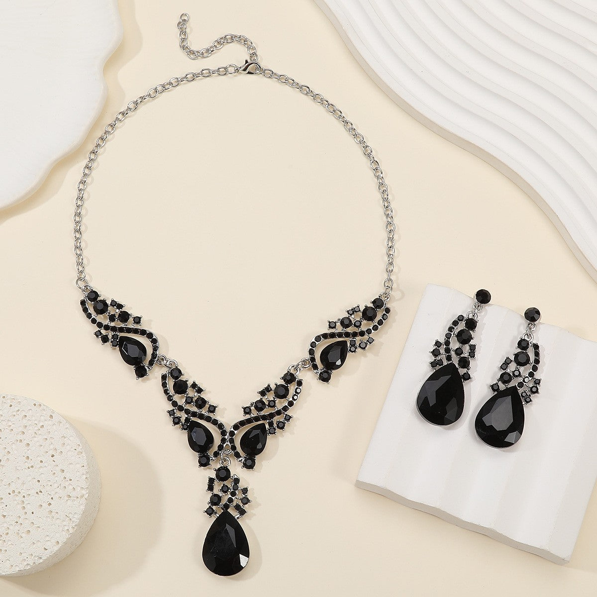 Elegant Vintage Green Leaf Teardrop Necklace & Earring Set