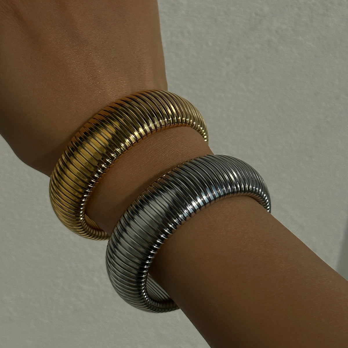 18k Classy Ribbed Stretch Bracelet