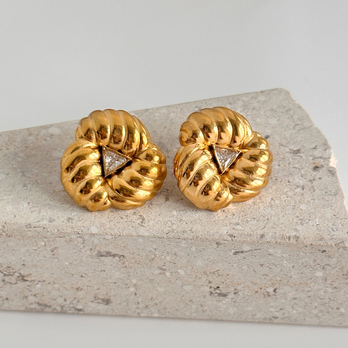 18k Classy Ribbed Flower Stud Earrings
