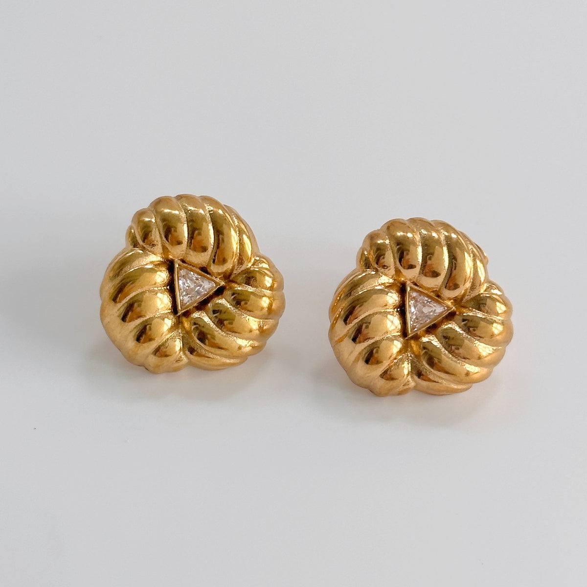 18k Classy Ribbed Flower Stud Earrings