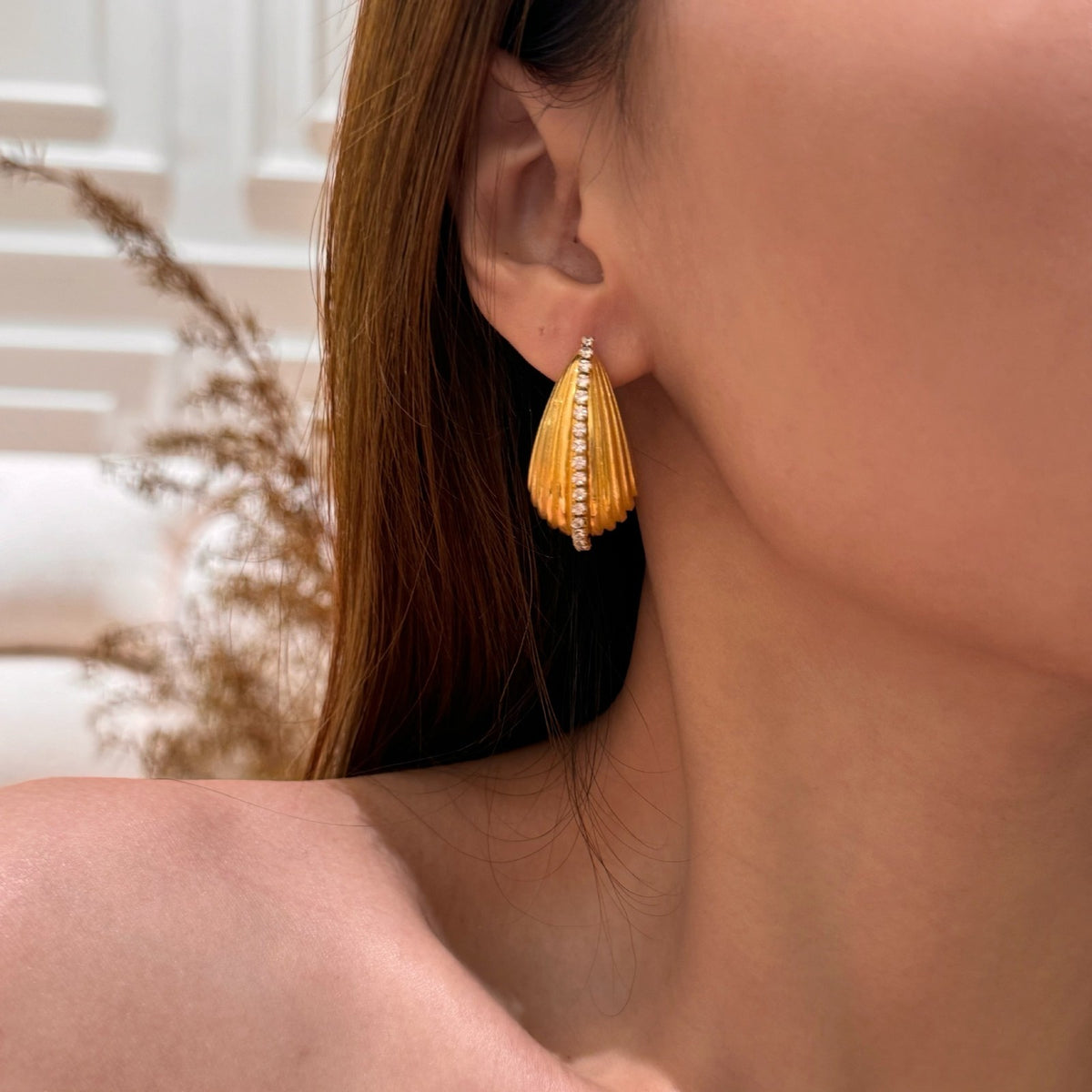 18k Classy Fluted Teardrop Stud Earrings