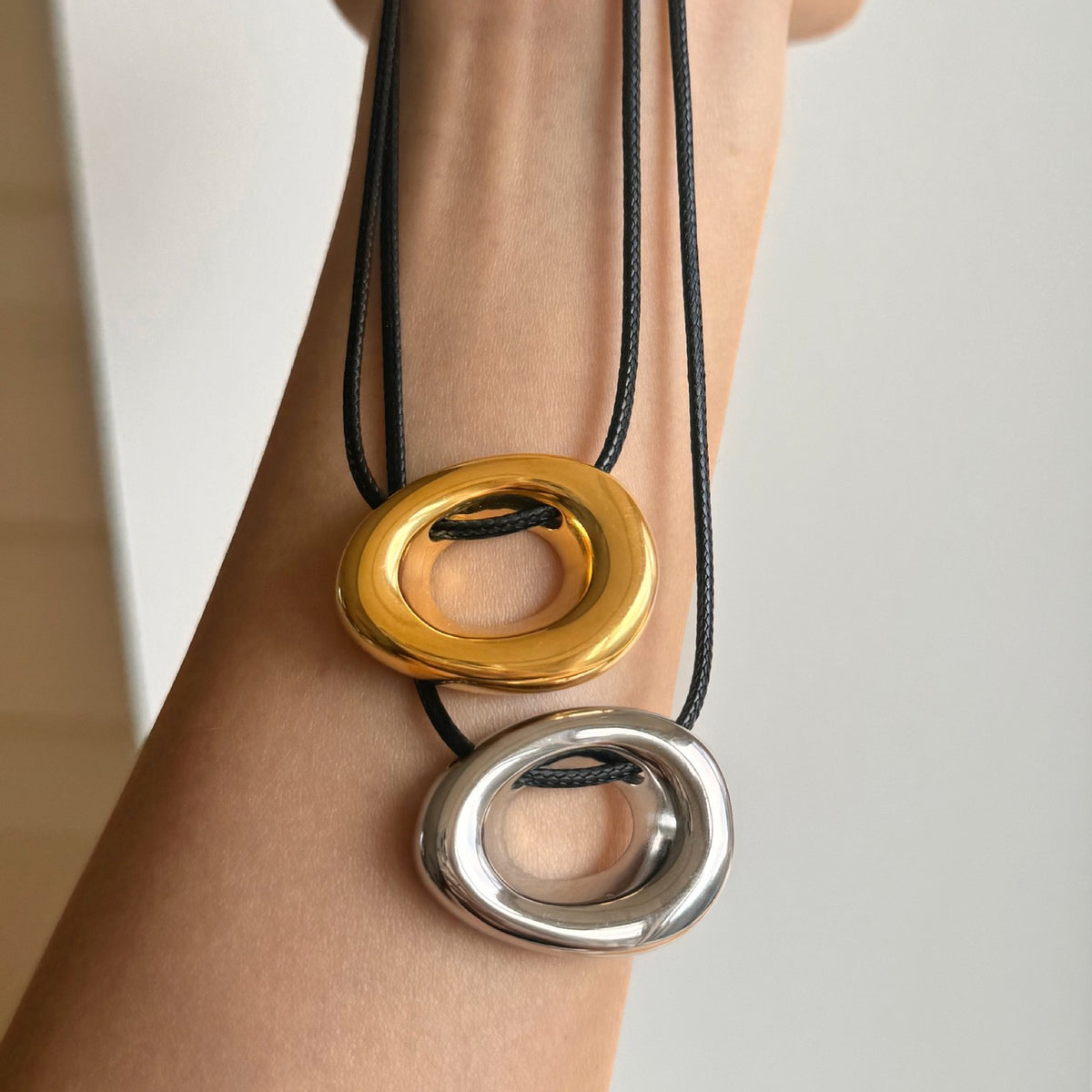 Classy Polished Circle Leather Necklace