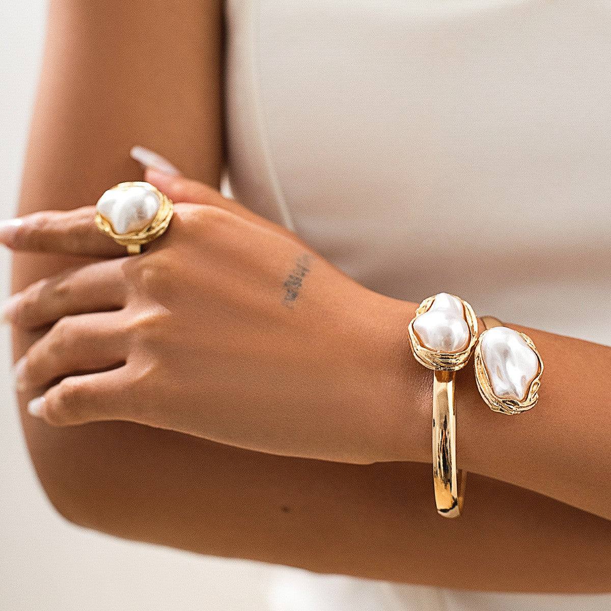 Classy Faux Pearl Collar Necklace, Bracelet & Ring Set