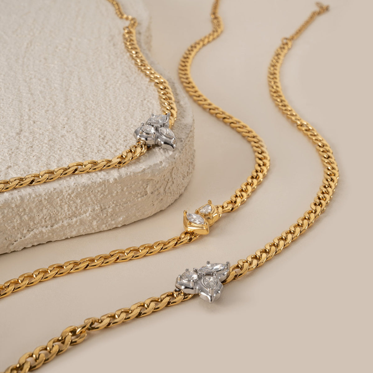18k Classy Teardrop Curb Chain Necklace