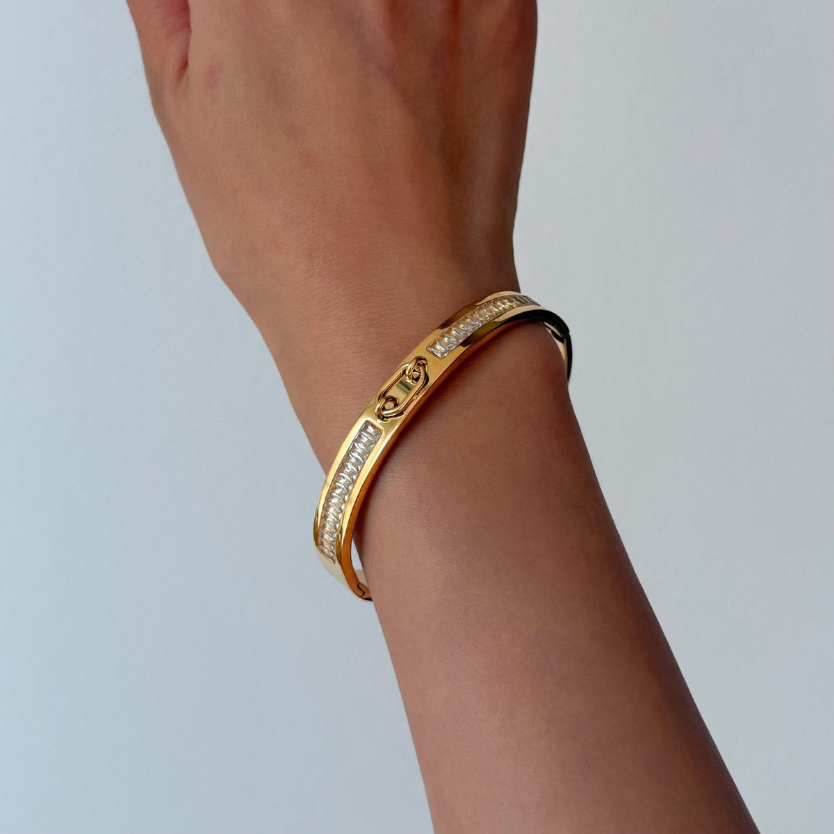 18k Classy Pave Buckle Bangle