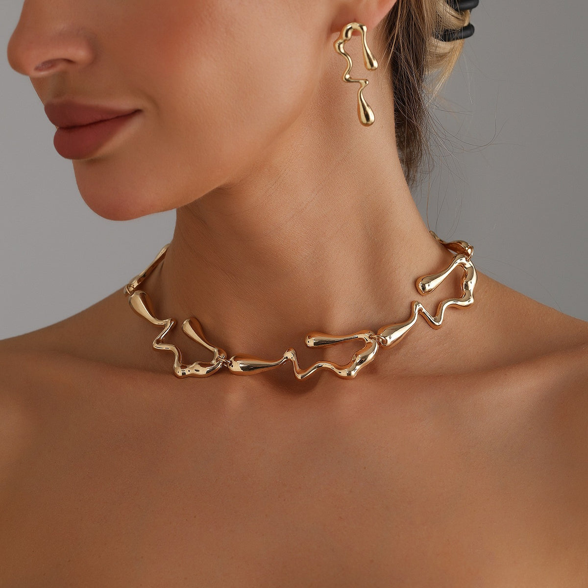Classy Molten Geometric Necklace & Earring Set