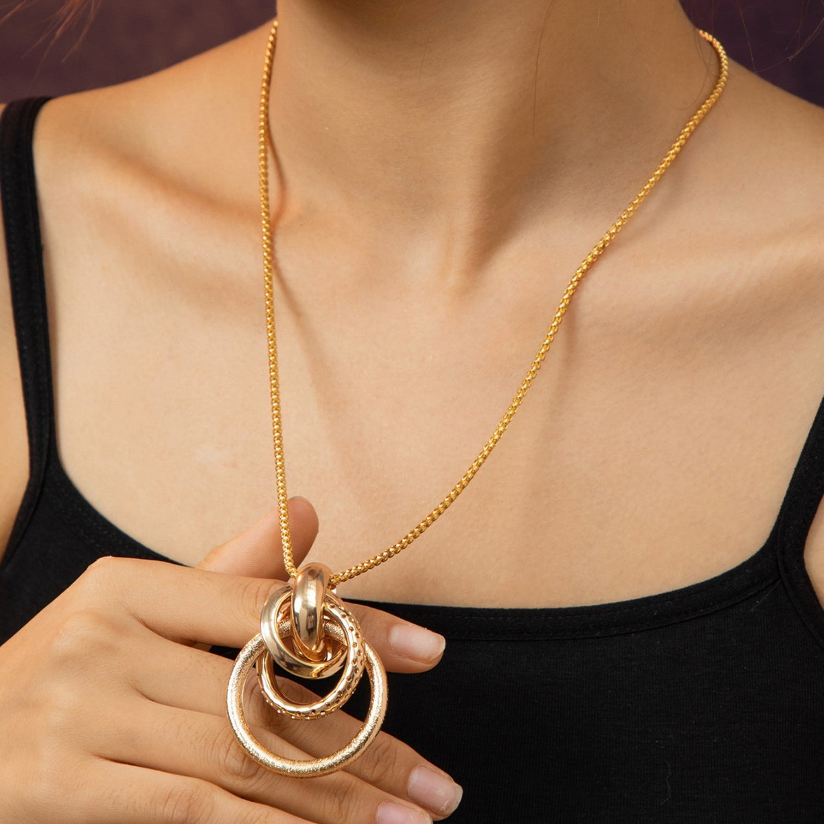 Classy Interlocking Circle Pendant Necklace