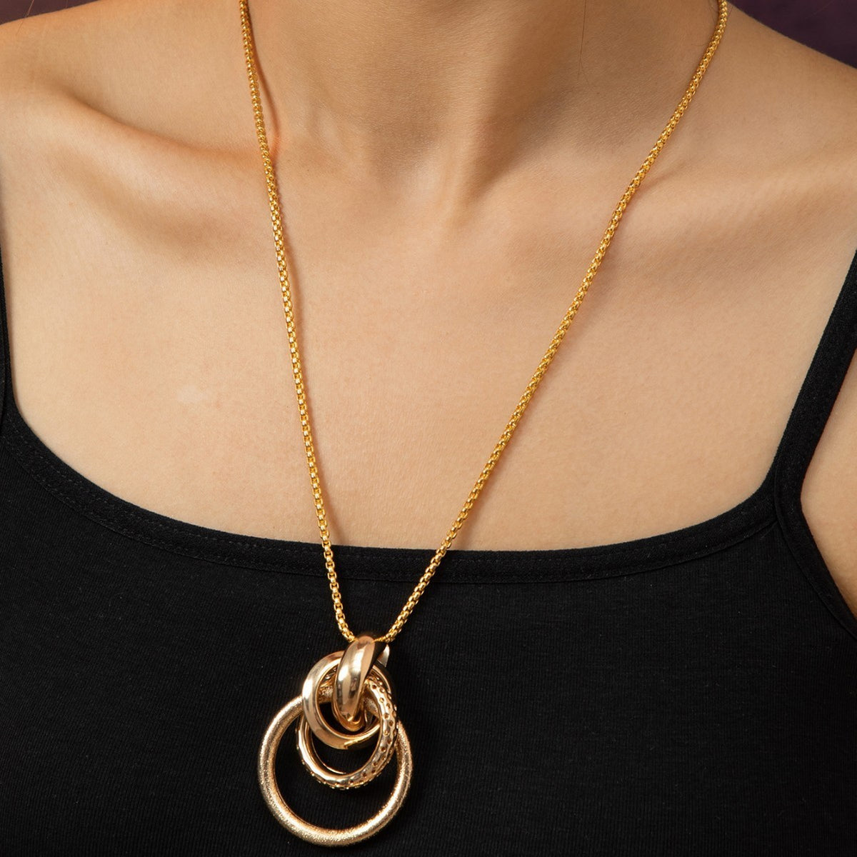 Classy Interlocking Circle Pendant Necklace