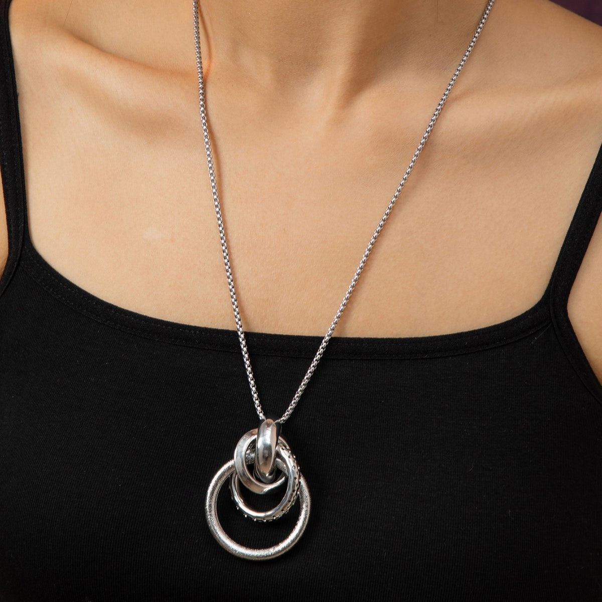Classy Interlocking Circle Pendant Necklace