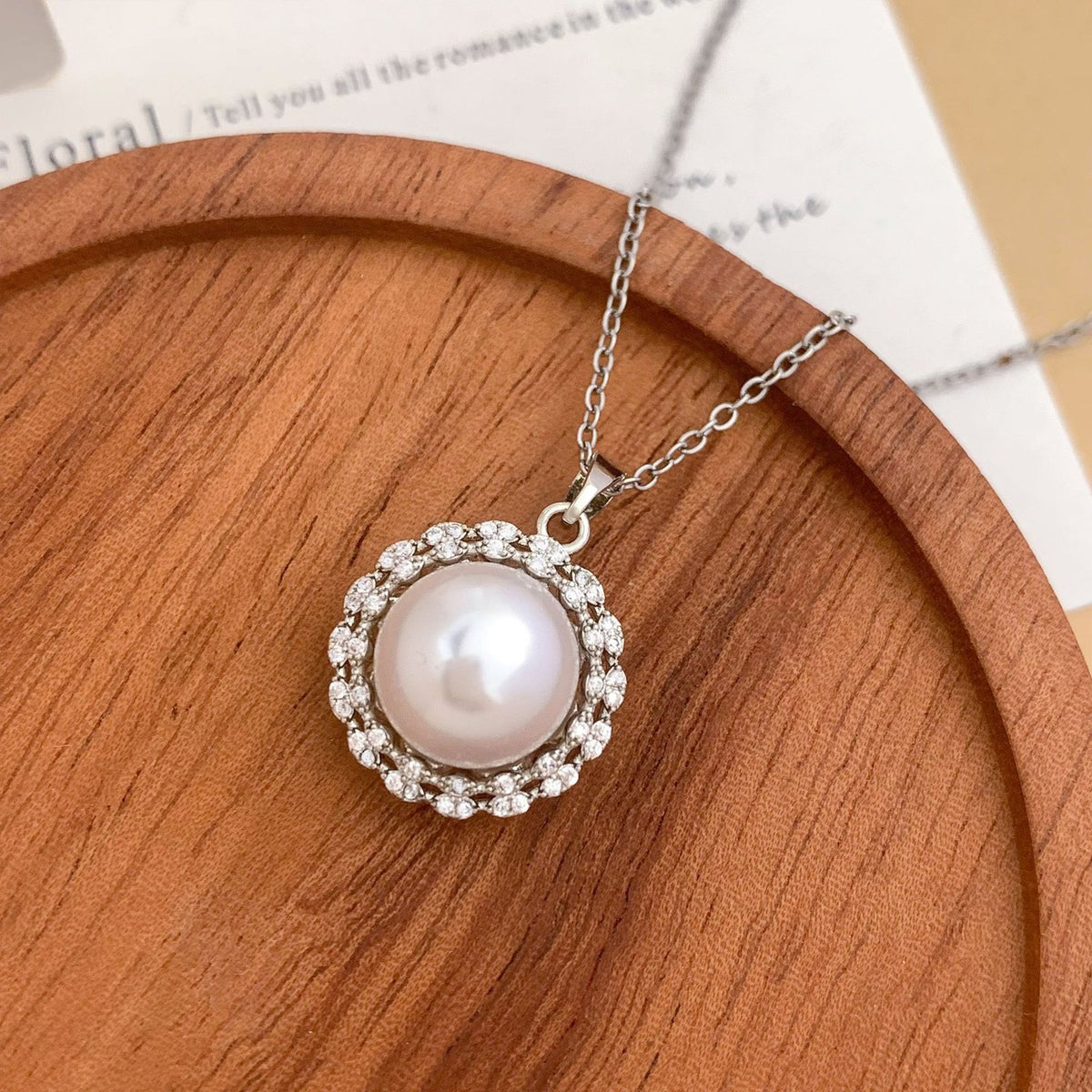 Classy Geometric Faux Pearl Pendant Necklace