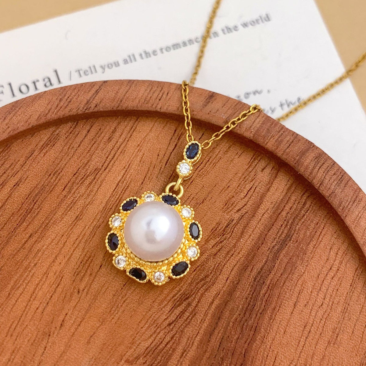 Classy Geometric Faux Pearl Pendant Necklace