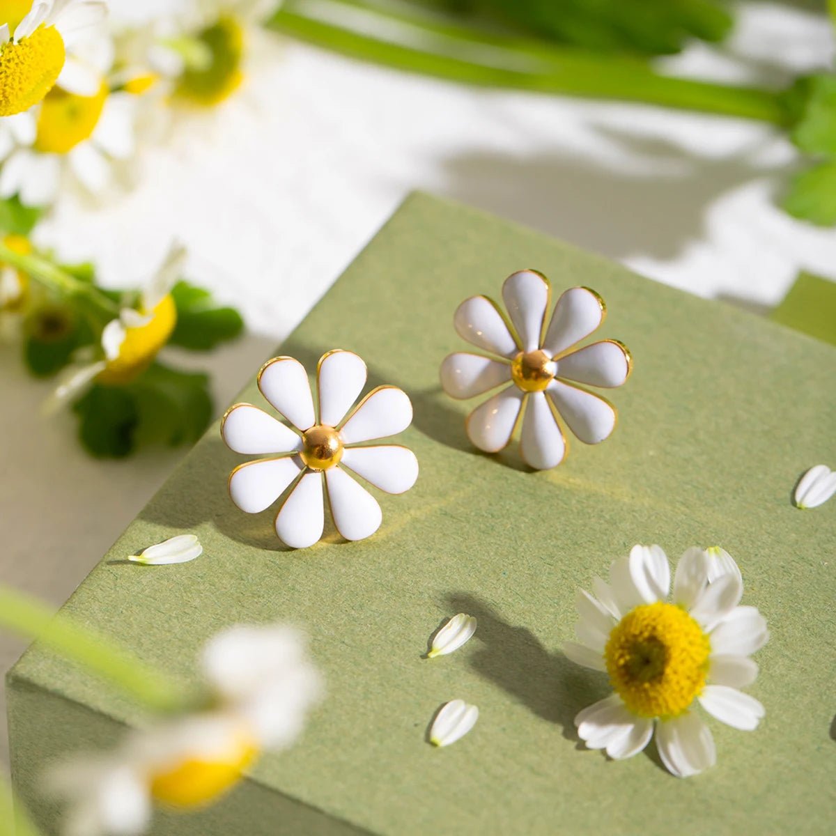 18k Dainty Daisy Floral Earrings - Veinci