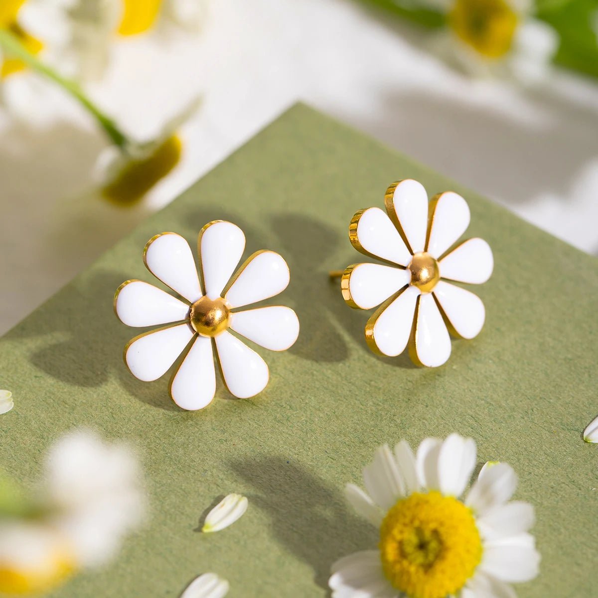 18k Dainty Daisy Floral Earrings - Veinci