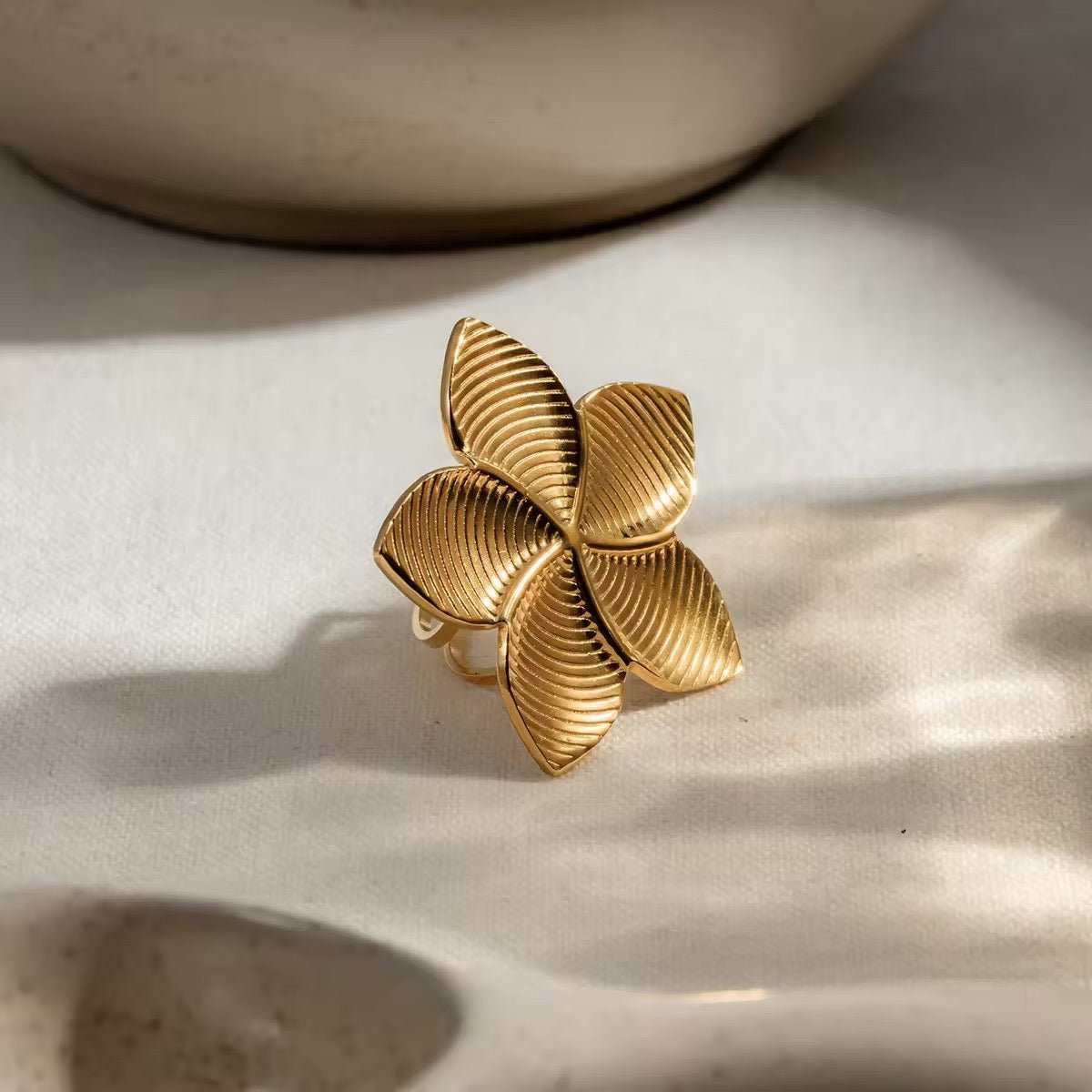 18k Glamorous Gold Floral Stud Earrings & Ring - Veinci