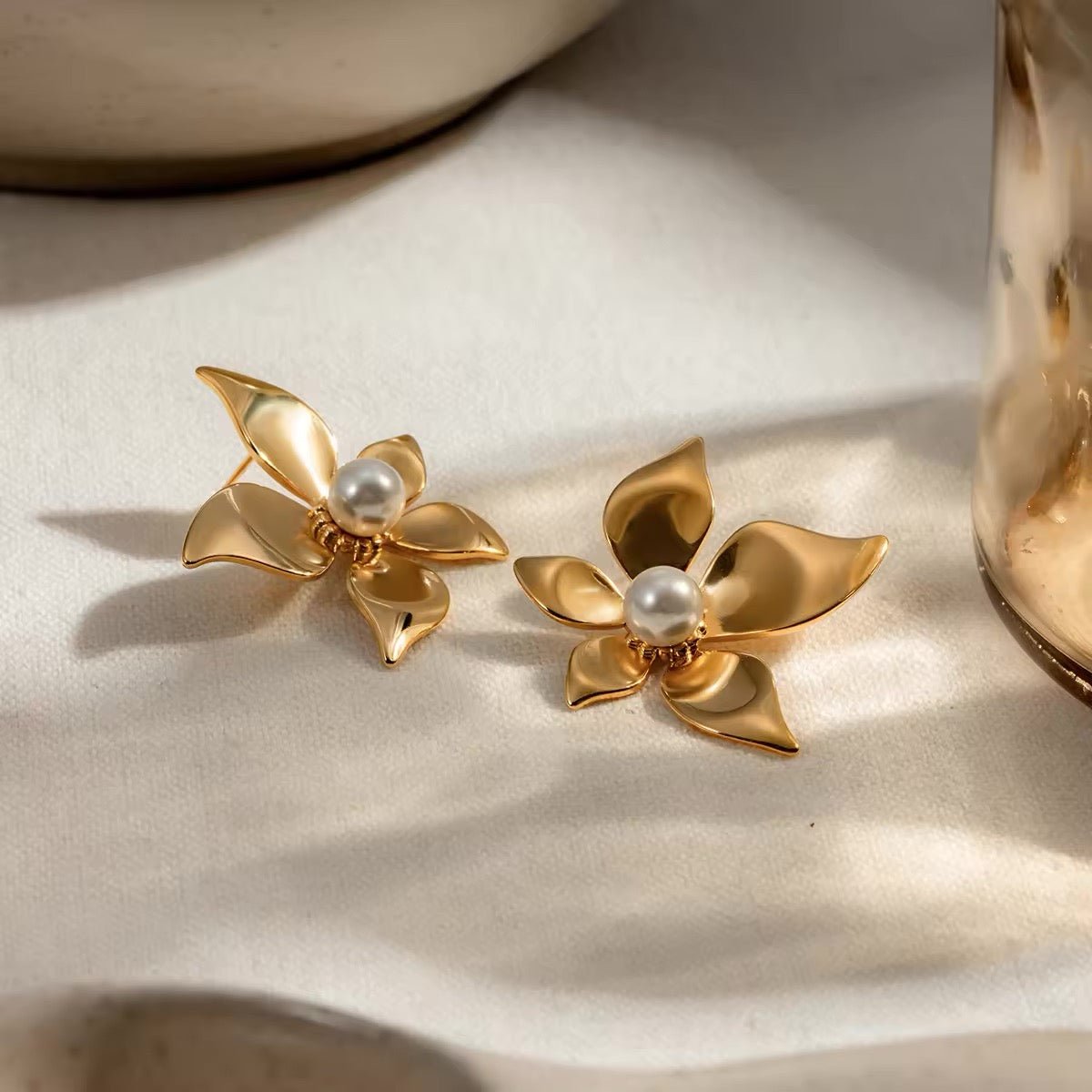 18k Glamorous Gold Floral Stud Earrings & Ring - Veinci