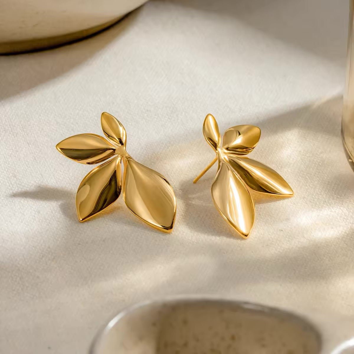 18k Glamorous Gold Floral Stud Earrings & Ring - Veinci