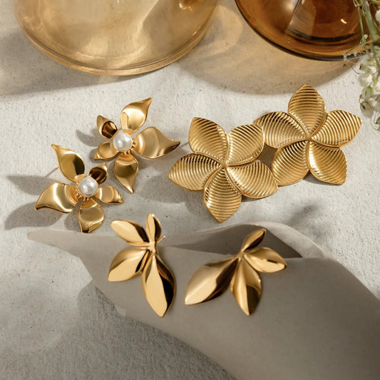 18k Glamorous Gold Floral Stud Earrings & Ring - Veinci