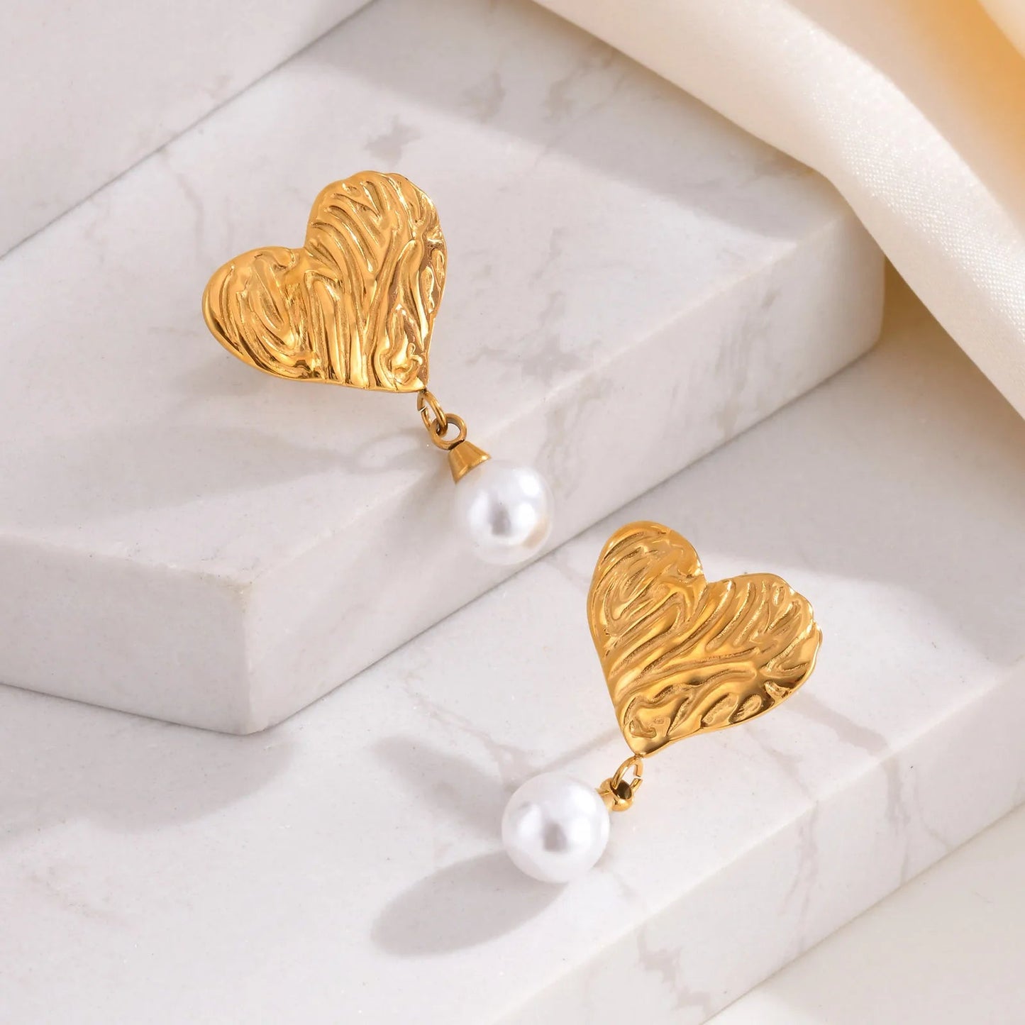 18k Textured Heart Pearl Earrings - Veinci