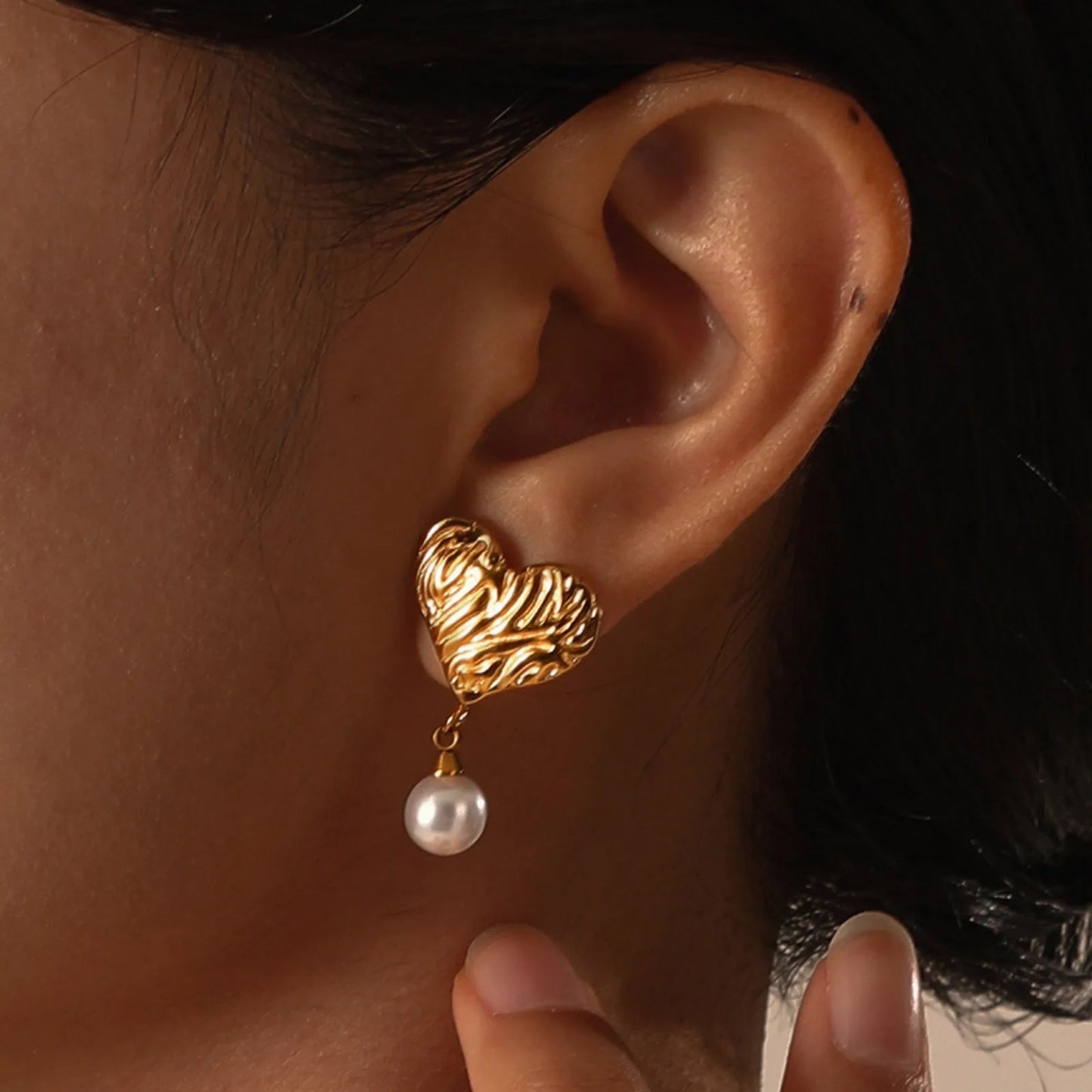 18k Textured Heart Pearl Earrings - Veinci