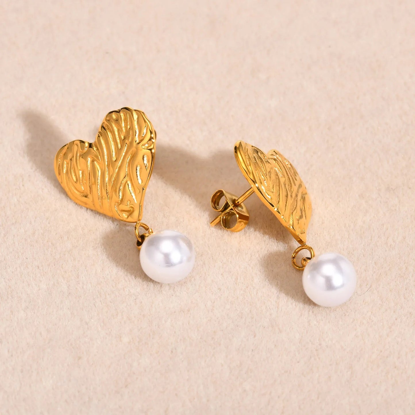 18k Textured Heart Pearl Earrings - Veinci