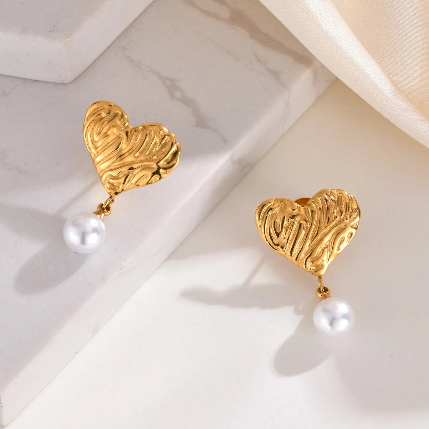 18k Textured Heart Pearl Earrings - Veinci