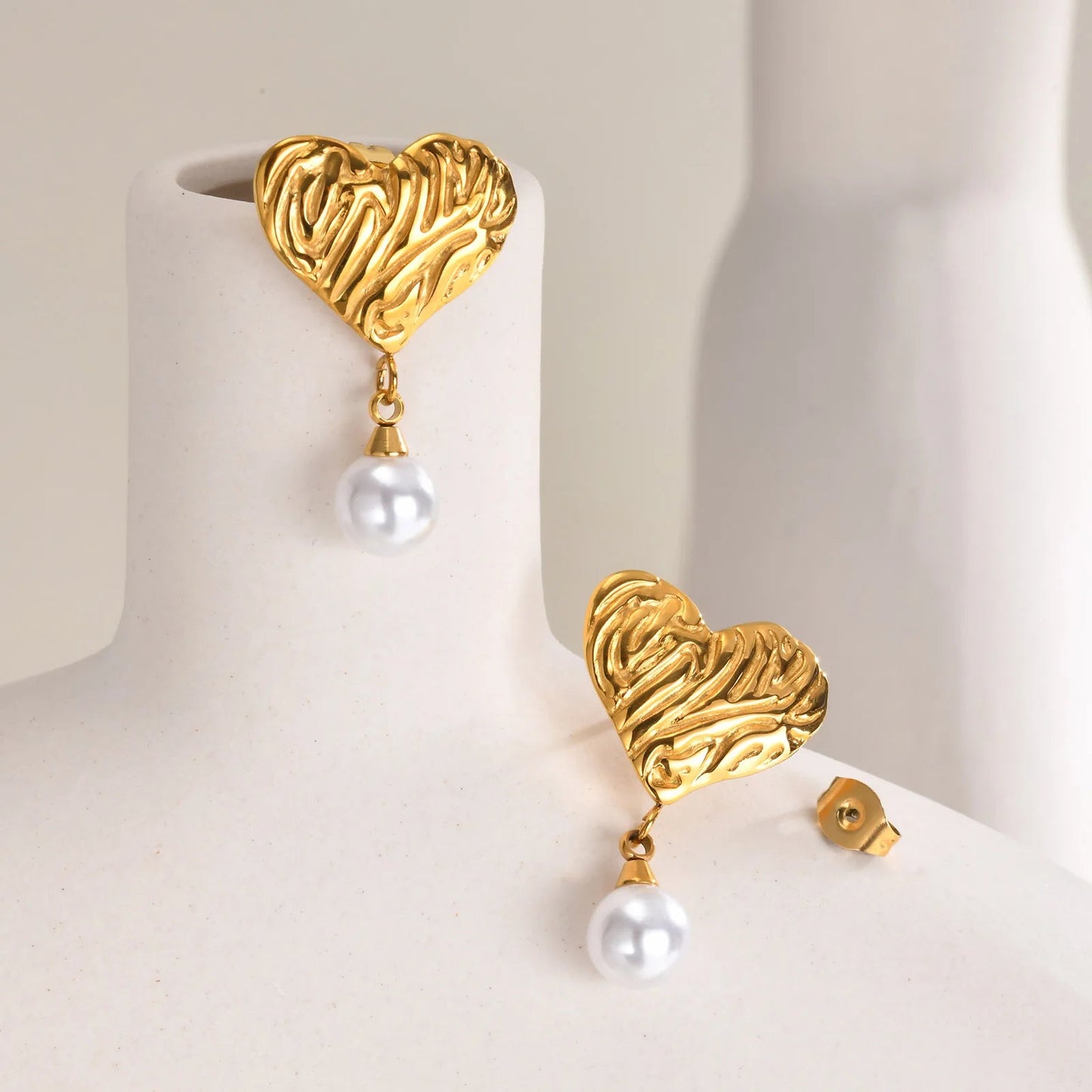 18k Textured Heart Pearl Earrings - Veinci