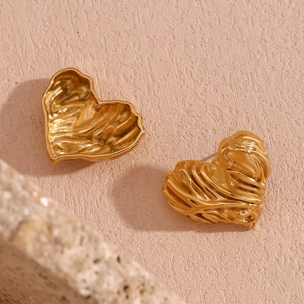 18k Textured Wavy Heart Stud Earrings - Veinci