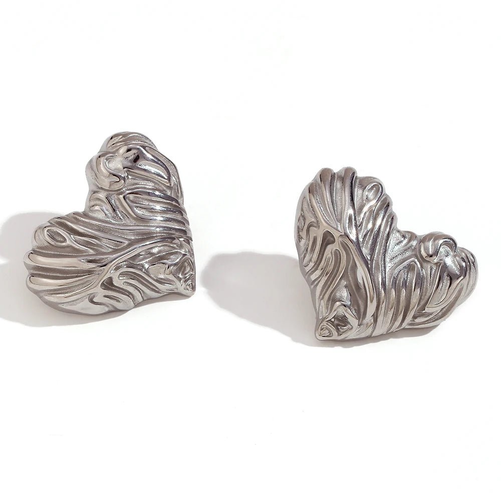 18k Textured Wavy Heart Stud Earrings - Veinci