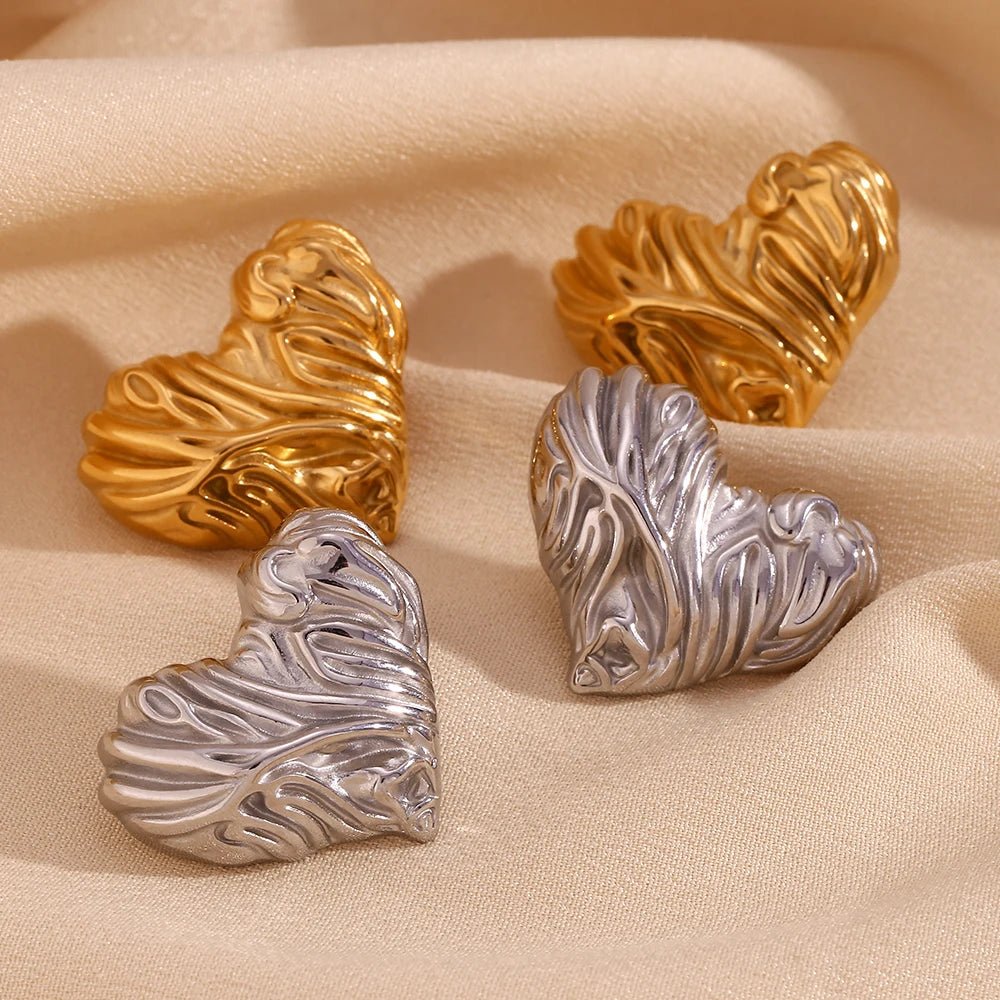 18k Textured Wavy Heart Stud Earrings - Veinci