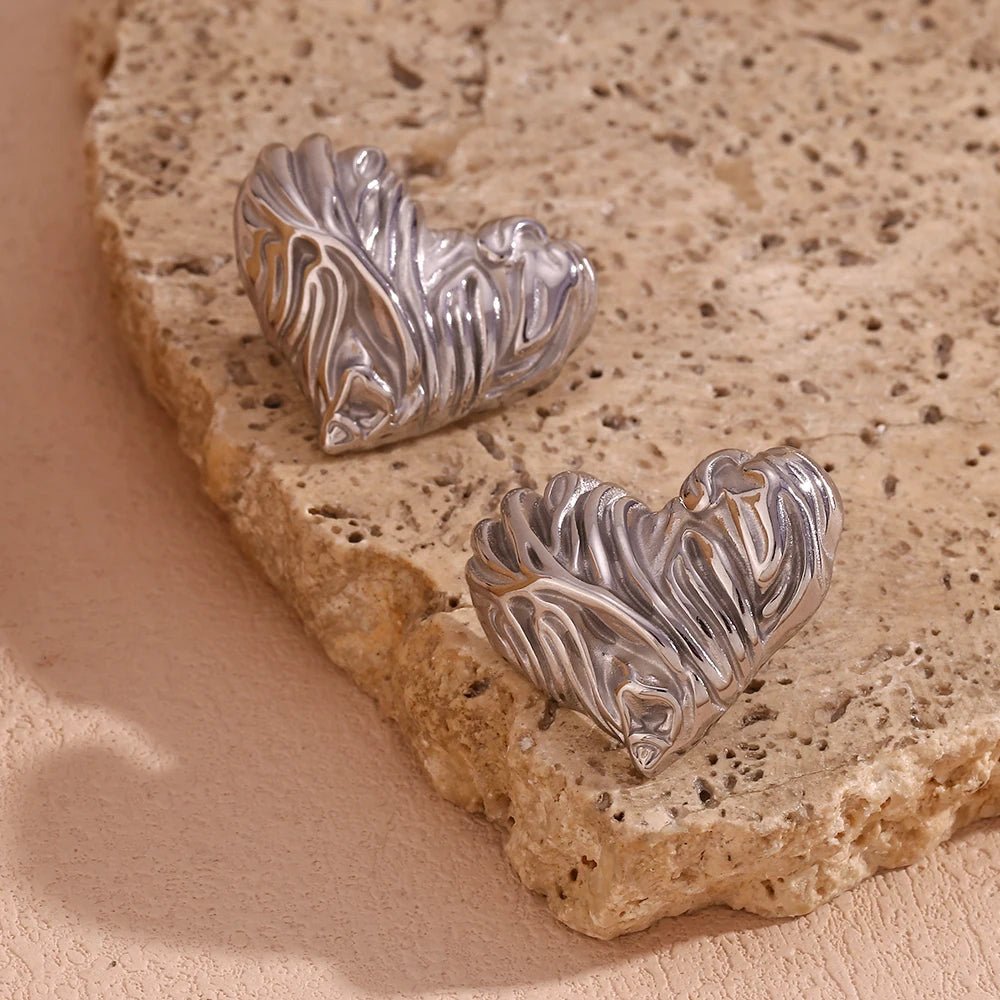 18k Textured Wavy Heart Stud Earrings - Veinci