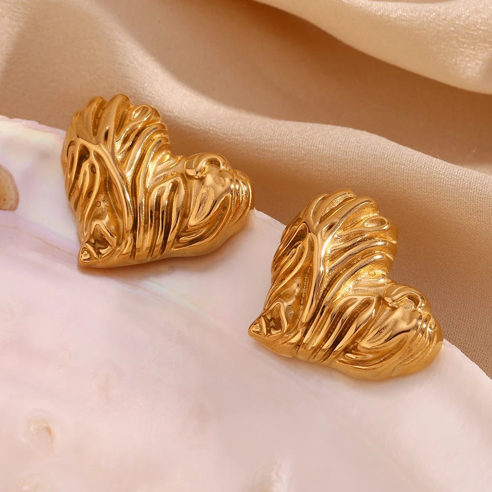 18k Textured Wavy Heart Stud Earrings - Veinci