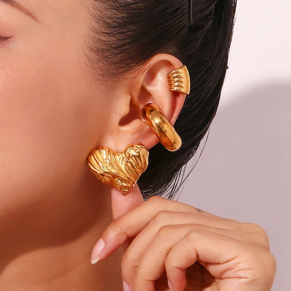 18k Textured Wavy Heart Stud Earrings - Veinci