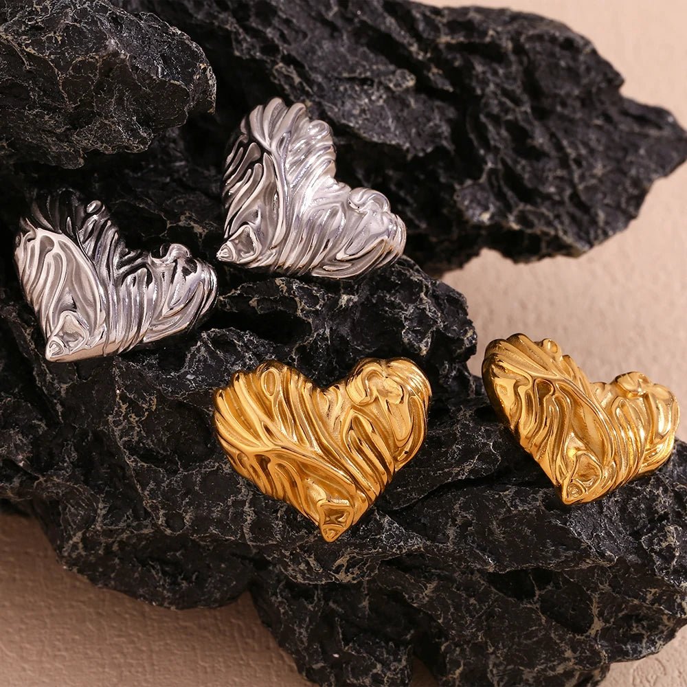 18k Textured Wavy Heart Stud Earrings - Veinci