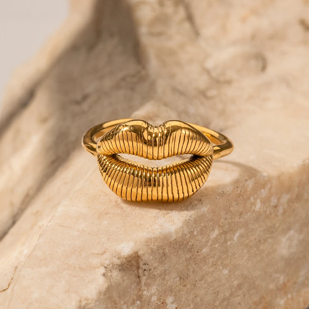 Bold Kiss Romantic Ring