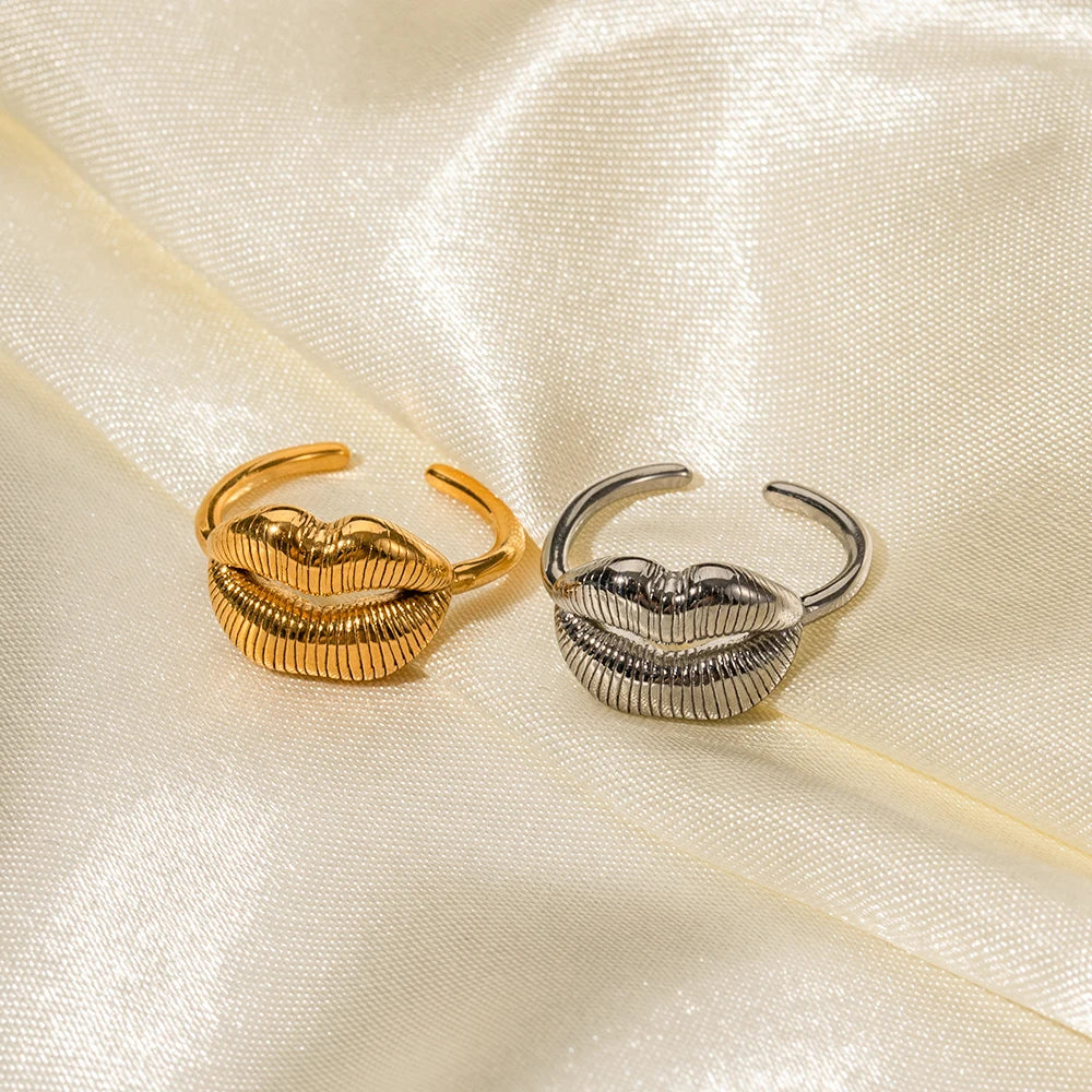 Bold Kiss Romantic Ring