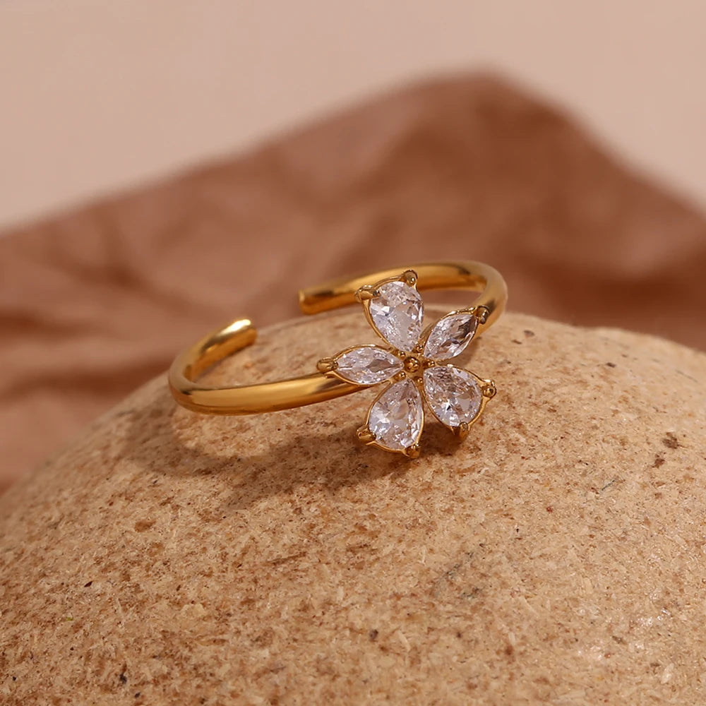 18k Feminine Five Petal Diamond Ring