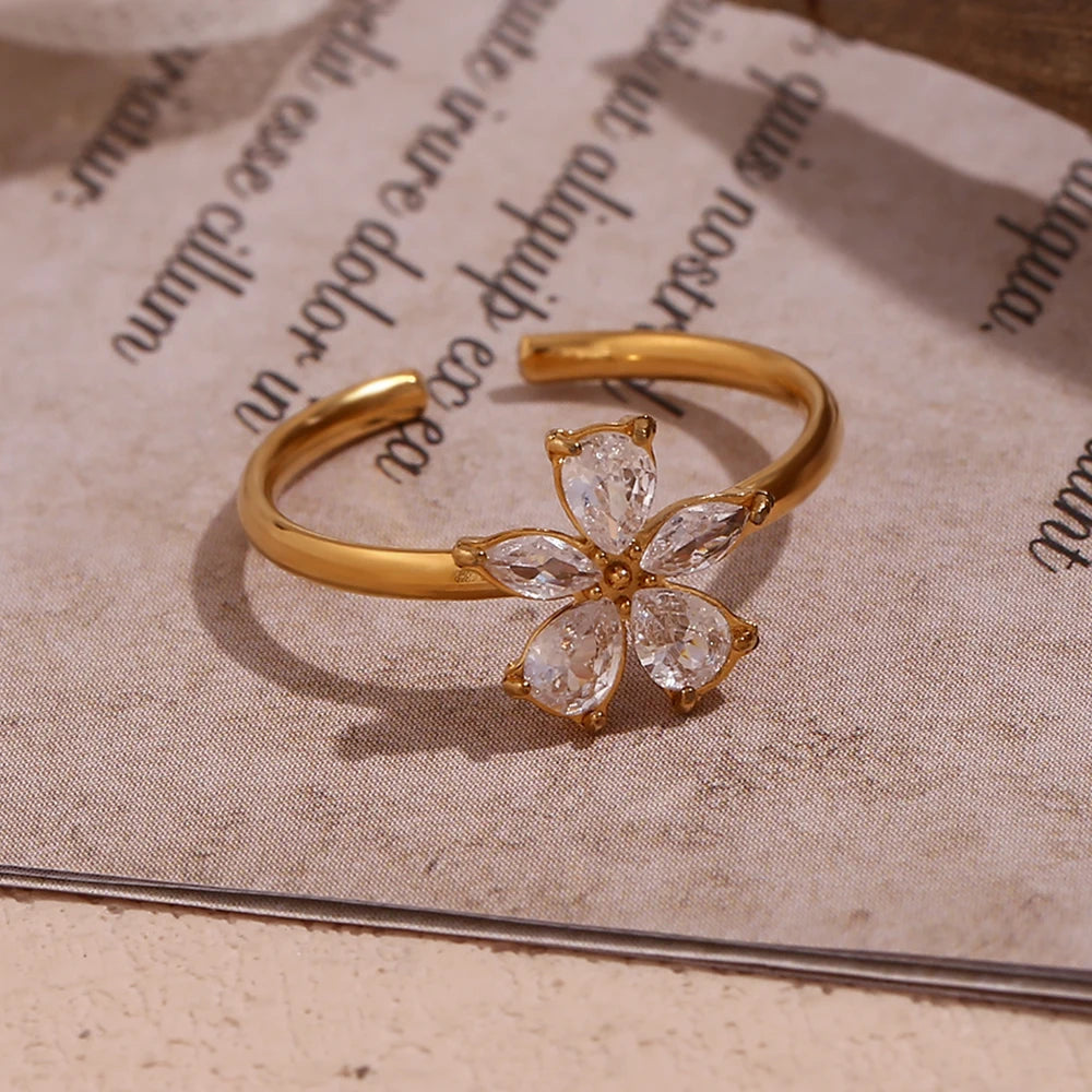 18k Feminine Five Petal Diamond Ring