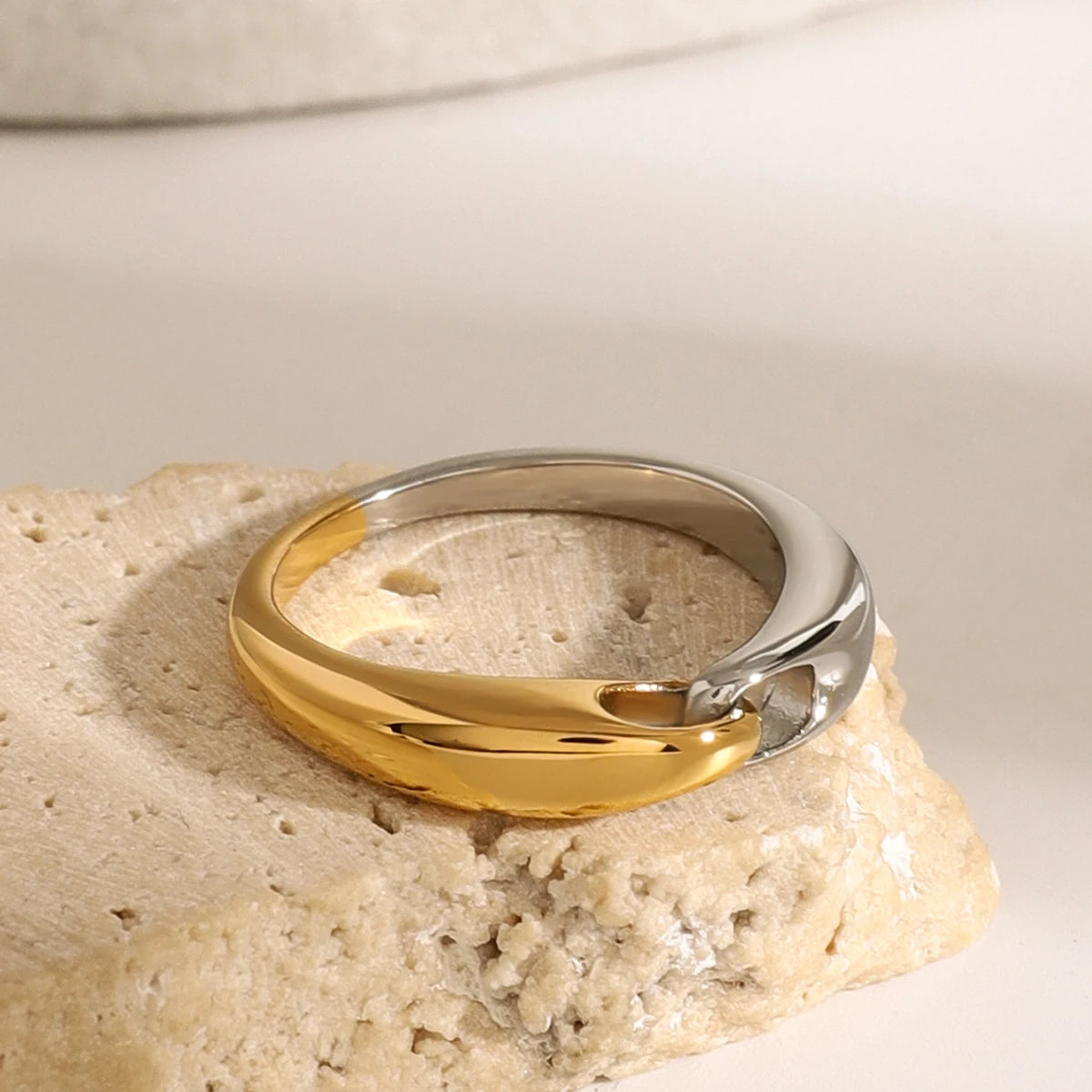 Elegant Two Tone Buckle Link Ring