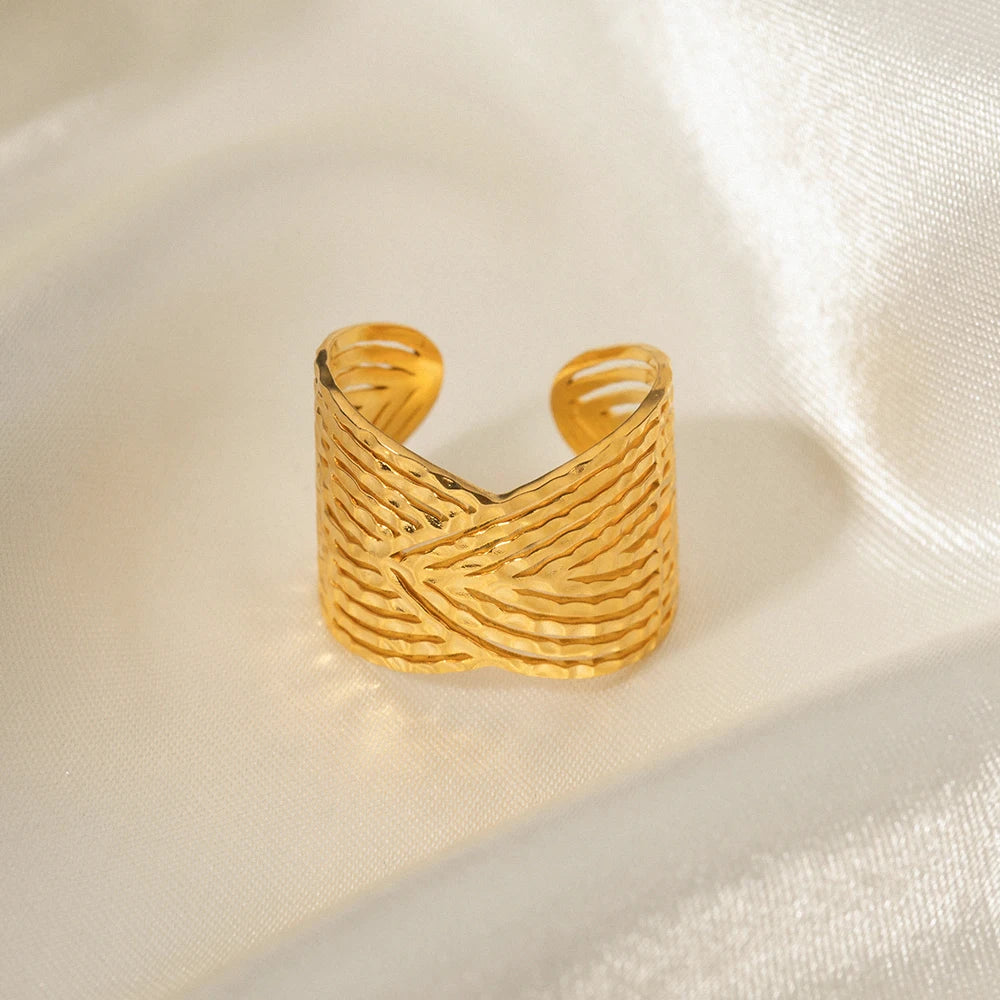 18k Elegant Wide Triangular Connect Ring