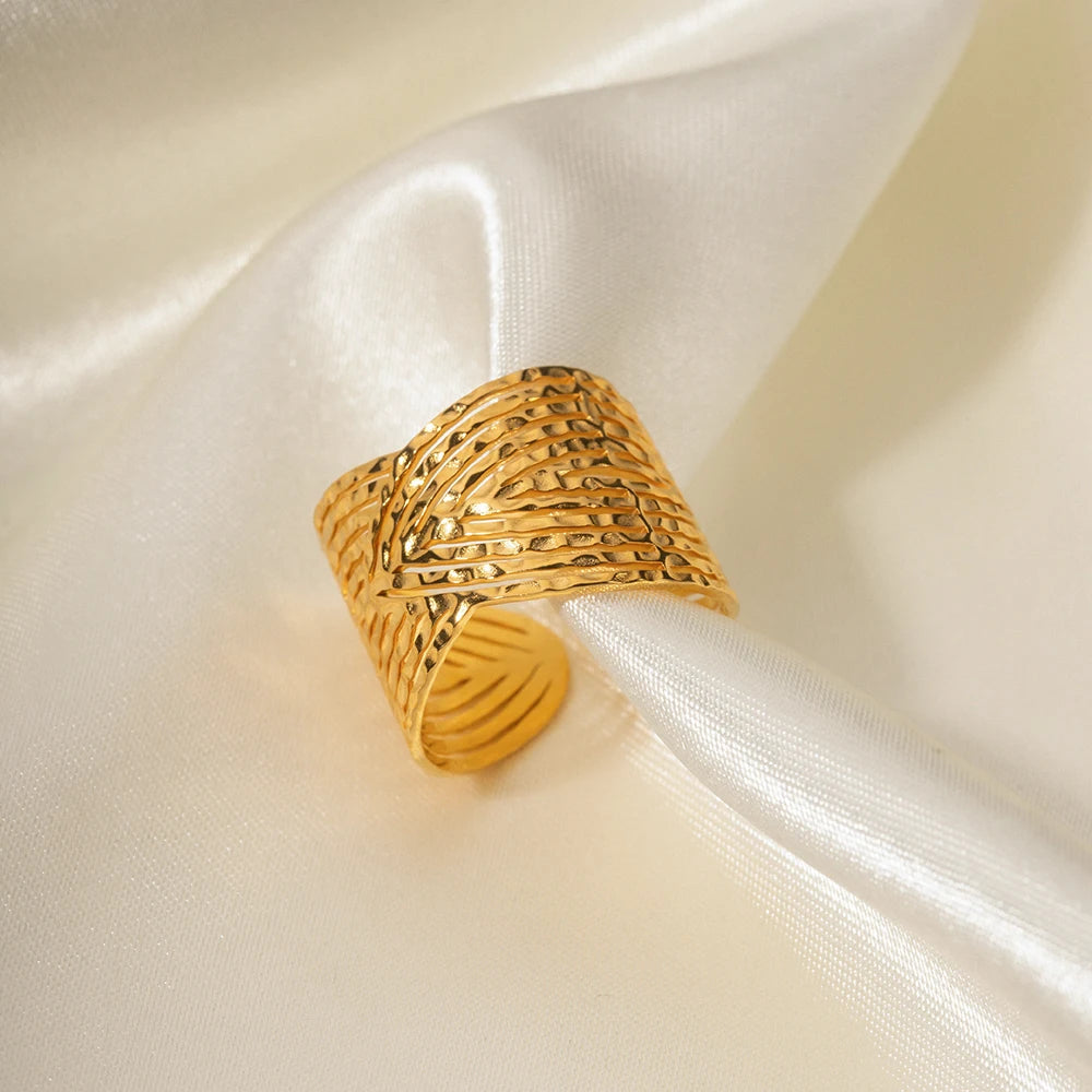 18k Elegant Wide Triangular Connect Ring