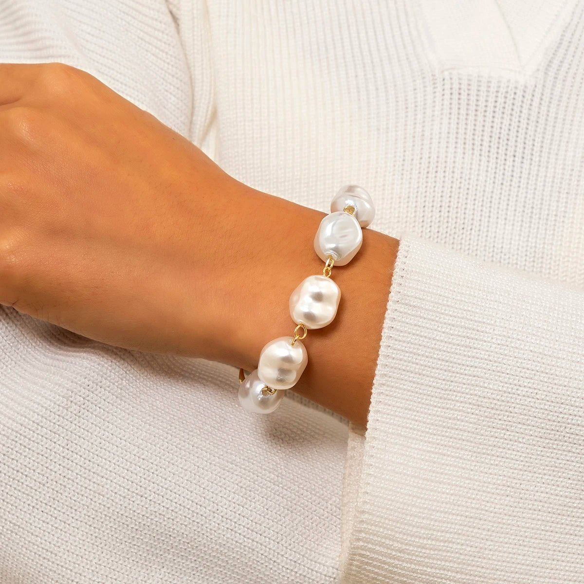 Classy Asymmetric Pearl Bracelet - Veinci