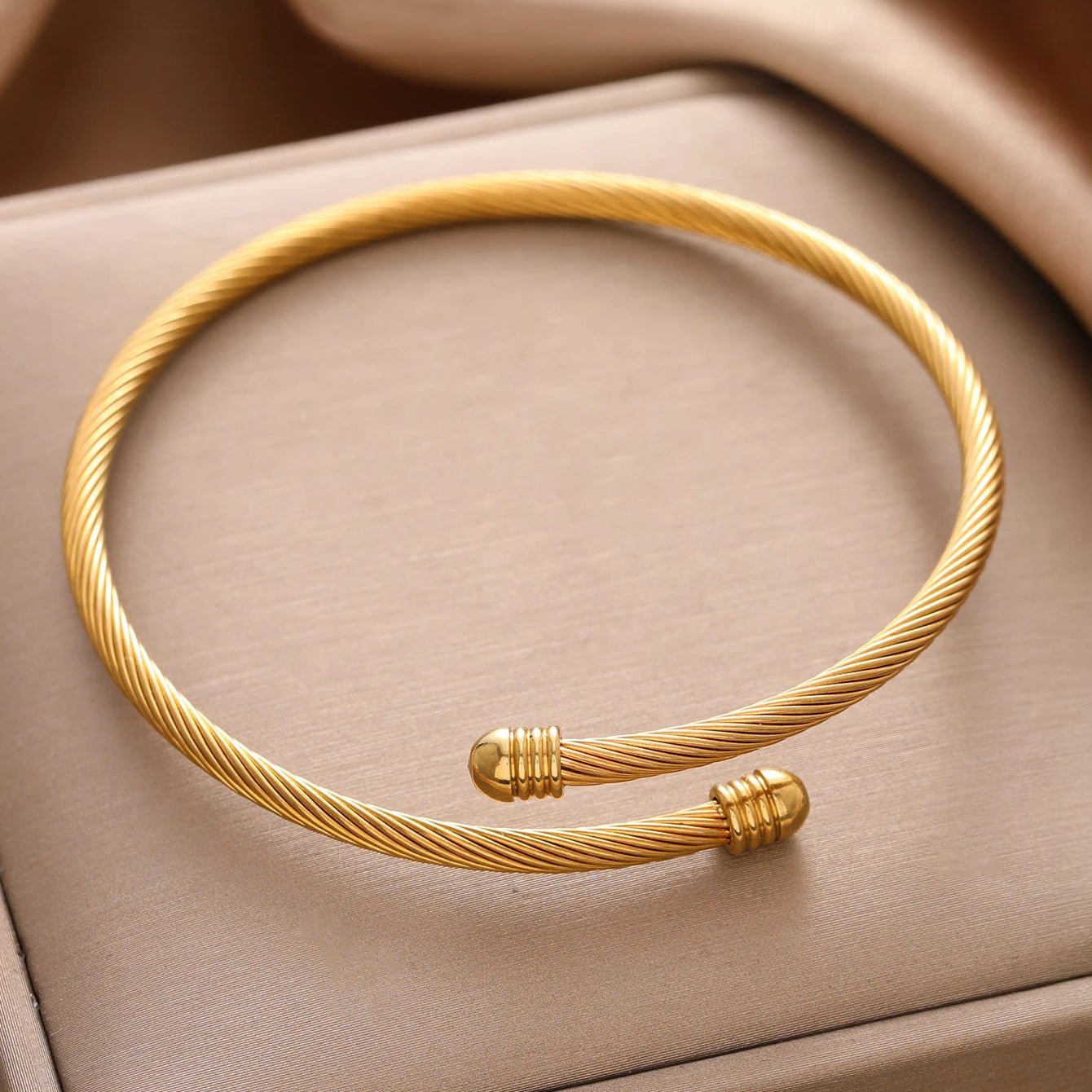 Classy Twisted Bangle Bracelet - Veinci