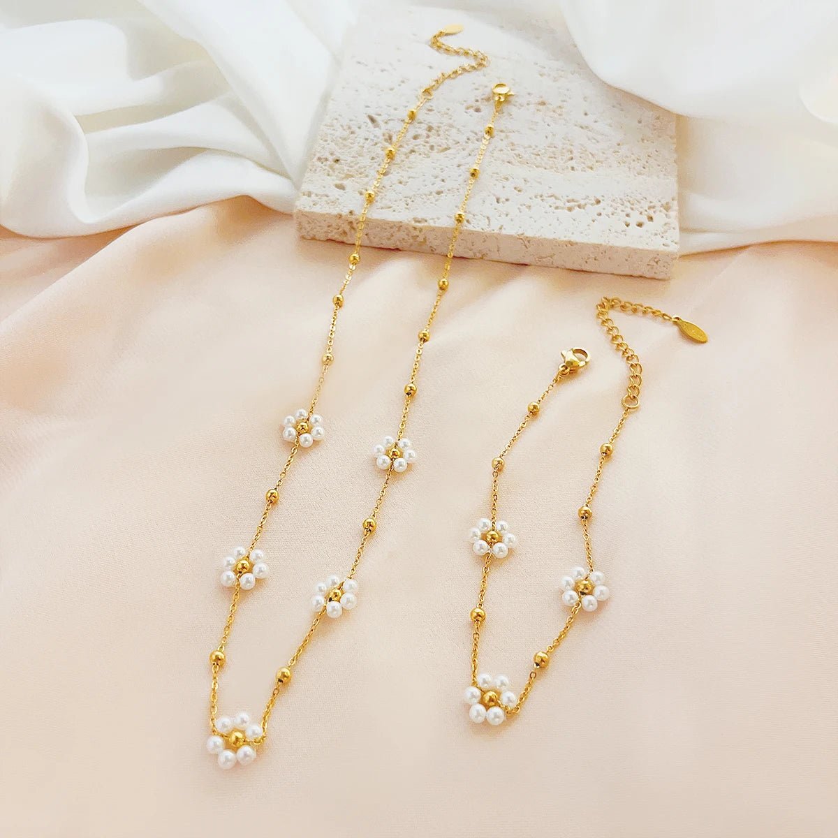 Dainty Daisy Necklace & Bracelets - Veinci