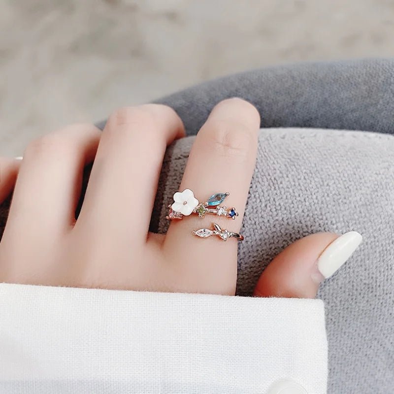 Dainty Floral Diamond Leaf Ring - Veinci