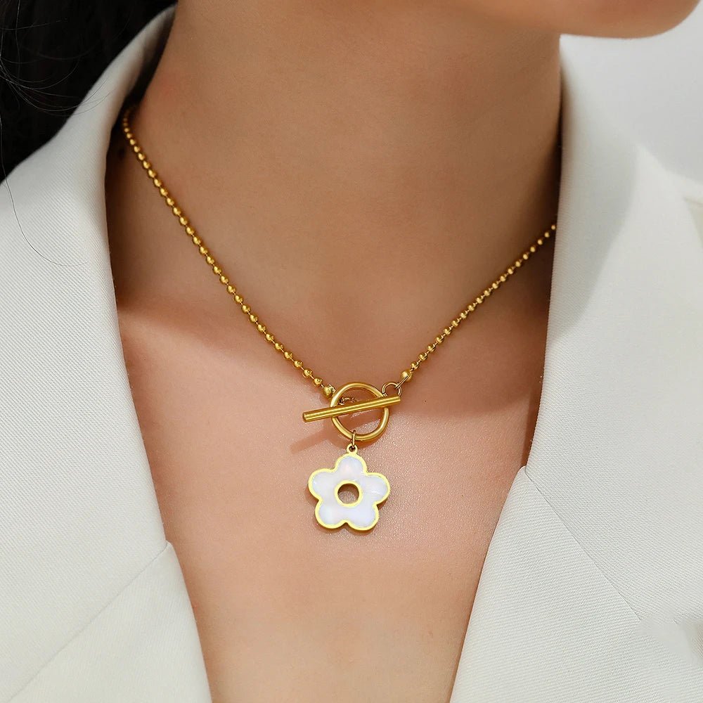 Floral Shell Open Clasp Necklace - Veinci